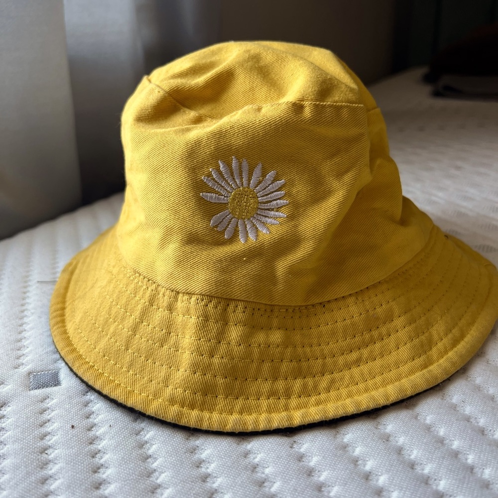 BUCKET HAT | Yellow bucket hat with a daisy for a small head - inside is black